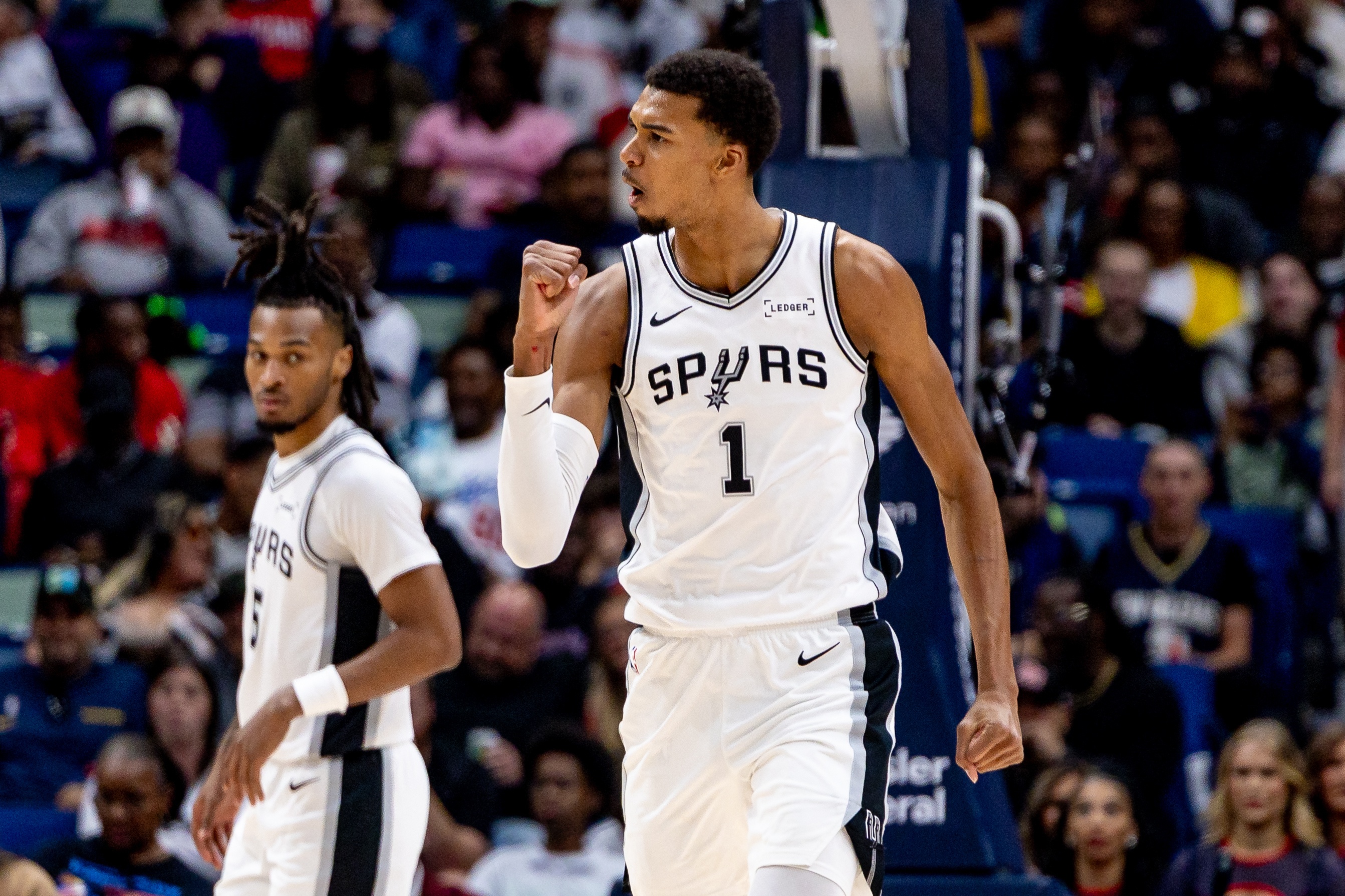 必一运动官网-马刺今日迎战雄鹿 马刺首发：文班&amp;福克斯&amp;卡斯尔&amp;巴恩斯&amp;尚帕尼