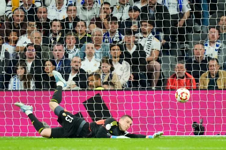 必一运动官方app-记者：卢宁在对阵阿尔瓦塞特的比赛后感到小腿不适，预计缺阵一周