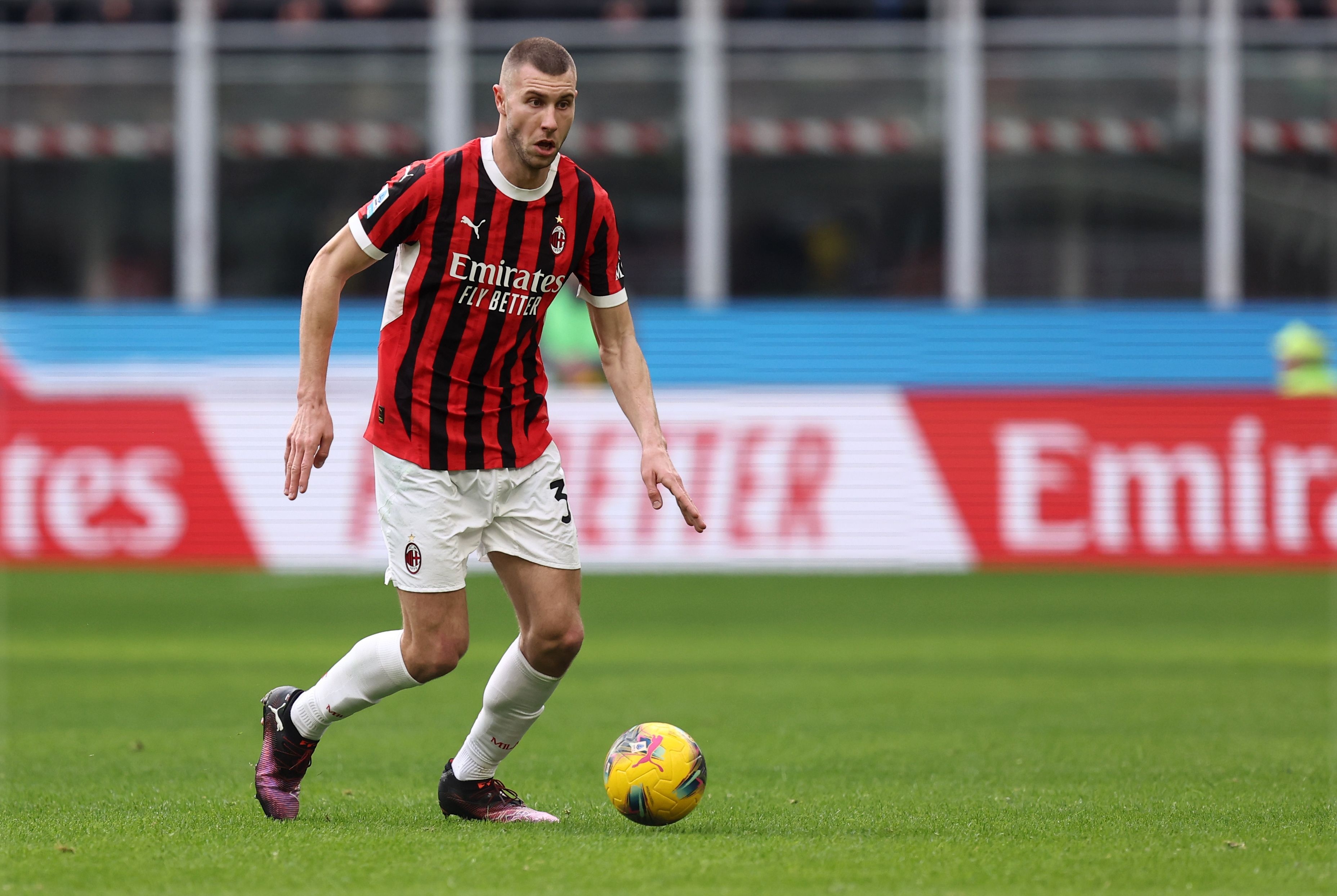 缝了9针！意媒：帕夫洛维奇身体状况需每天监测，出战科莫存疑